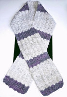 Vacker halsduk med virkat snäckmönster i samojed och merinoull