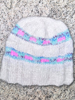 Varm mössa i samojed och merinoull. Passar huvudomfång 56-58