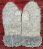 Superhärliga vantar i samojed och merinoull. Mudd i fuskpäls som är supermjuk. Storlek dam medium-large